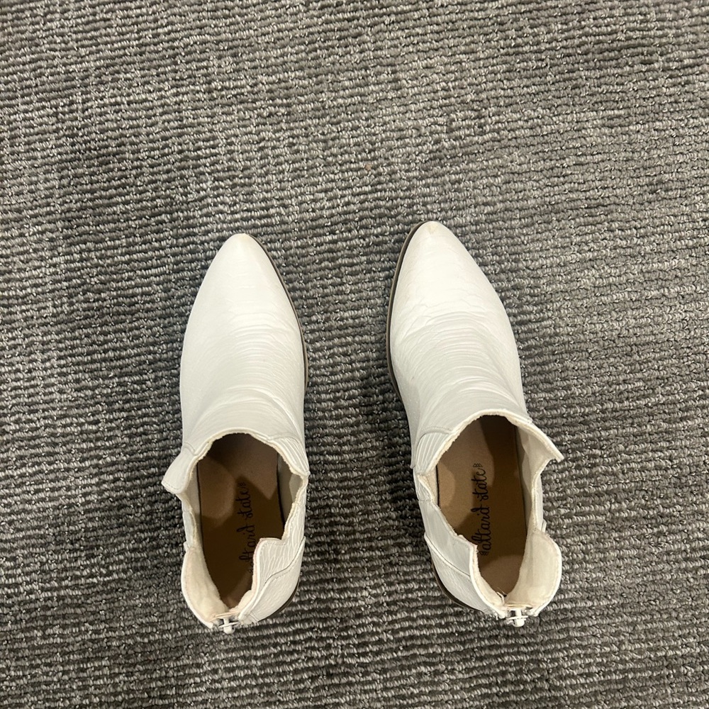 White ankle-high Altered State boots with slit in size 6